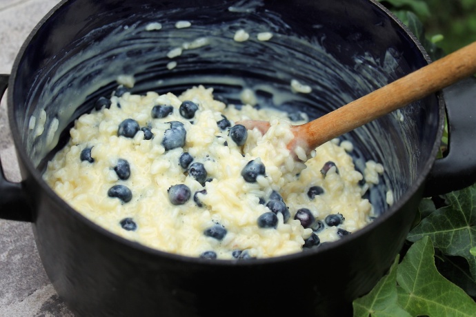 Rýžový nákyp s borůvkami a borůvkovou pěnou