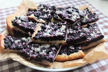 Kynutý borůvkový koláč