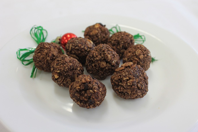 Ovesné kuličky se sušeným ovocem a ořechy