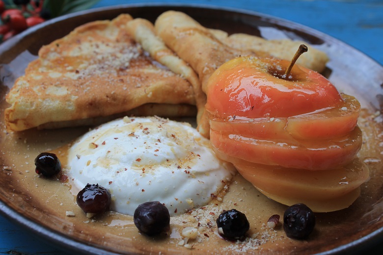 Jablečné palačinky s karamelizovaným jablkem