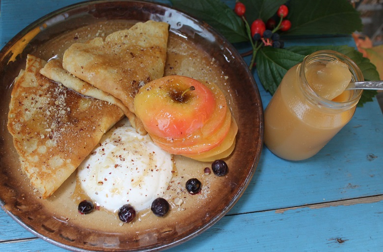 Jablečné palačinky s karamelizovaným jablkem