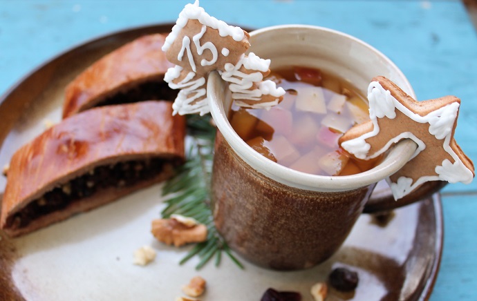 Pracovní postup: Jablko omyjeme, zbavíme jadřince, nakrájíme na malé kostičky a dáme do kastrůlku. Zalijeme malým množstvím vody, přidáme skořici a dusíme 5-8 minut. Podle situace doplníme jablečným moštem, jablečným džusem nebo po domácku připravenou jablečnou šťávou v odšťavňovači. Prohřejeme a osladíme medem. Podáváme s perníčkem. Horký jablečný nápoj