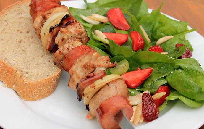 Salát z čerstvého špenátu s jahodami a mandlemi v medu