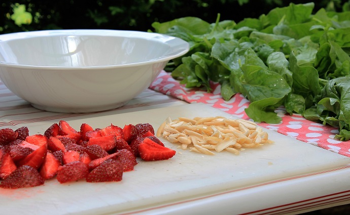 Salát z čerstvého špenátu s jahodami a mandlemi v medu