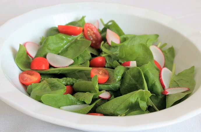 Salát se špenátem, cherry rajčátky a ředkvičkami 