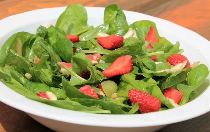 Salát z čerstvého špenátu s jahodami a mandlemi v medu