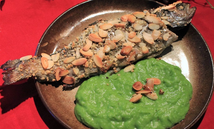 Pečený pstruh na mandlích s hráškovým pyrém Pečený pstruh na mandlích s hráškovým pyrém