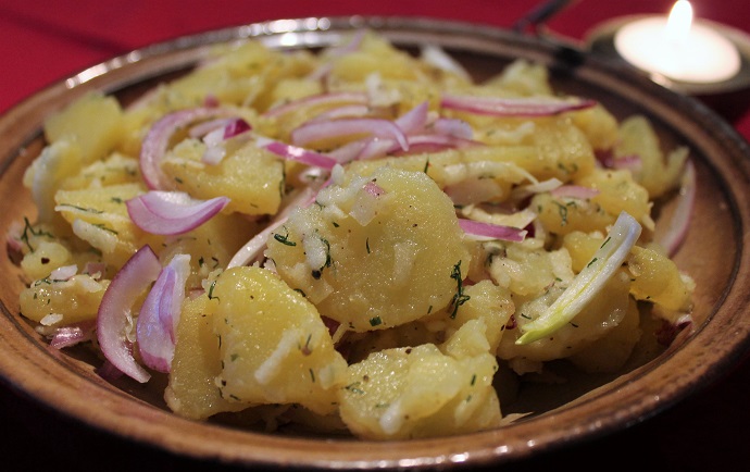 Bramborový salát s cibulí a jablkem Bramborový salát s cibulí a jablkem
