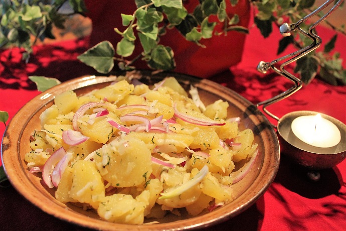Bramborový salát s cibulí a jablkem Bramborový salát s cibulí a jablkem