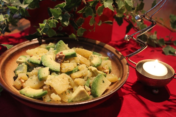 Bramborový salát s avokádem a ořechy Bramborový salát s avokádem a ořechy