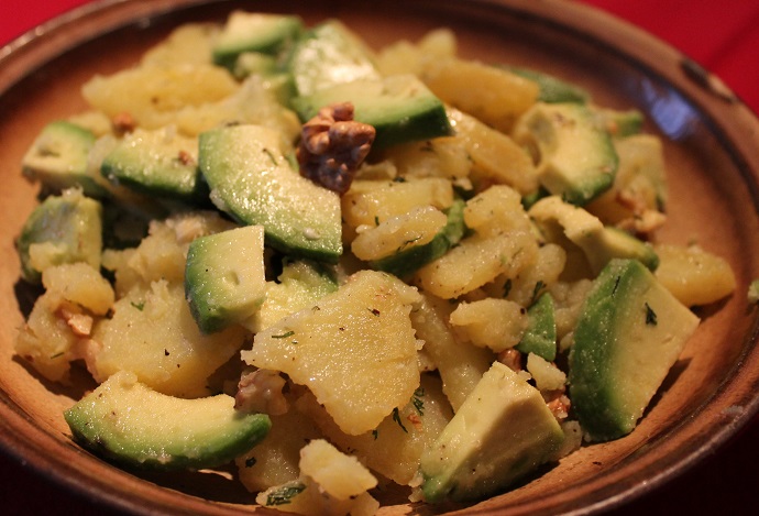 Bramborový salát s avokádem a ořechy Bramborový salát s avokádem a ořechy