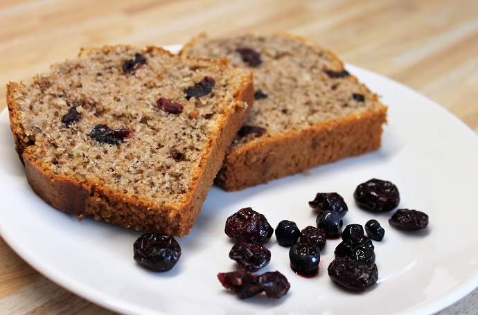 Žitno-pšeničný chlebíček s brusinkami a ořechy