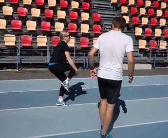 Ukázka dynamického protažení (strečink)